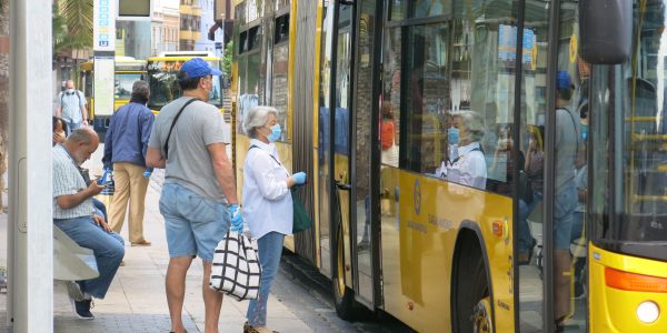 Viajeros con mascarilla subiendo a una guagua | Foto: GUAGUAS MUNICIPALES