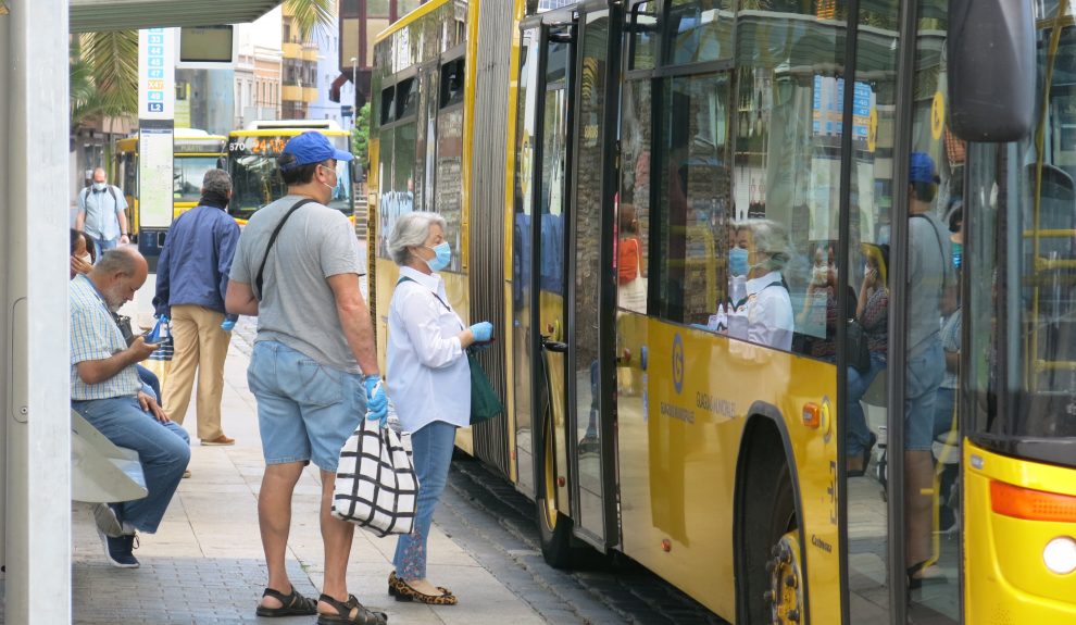 Viajeros con mascarilla subiendo a una guagua | Foto: GUAGUAS MUNICIPALES