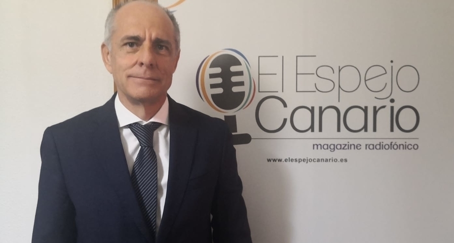 Santiago Sesé en los estudios de El espejo Canario