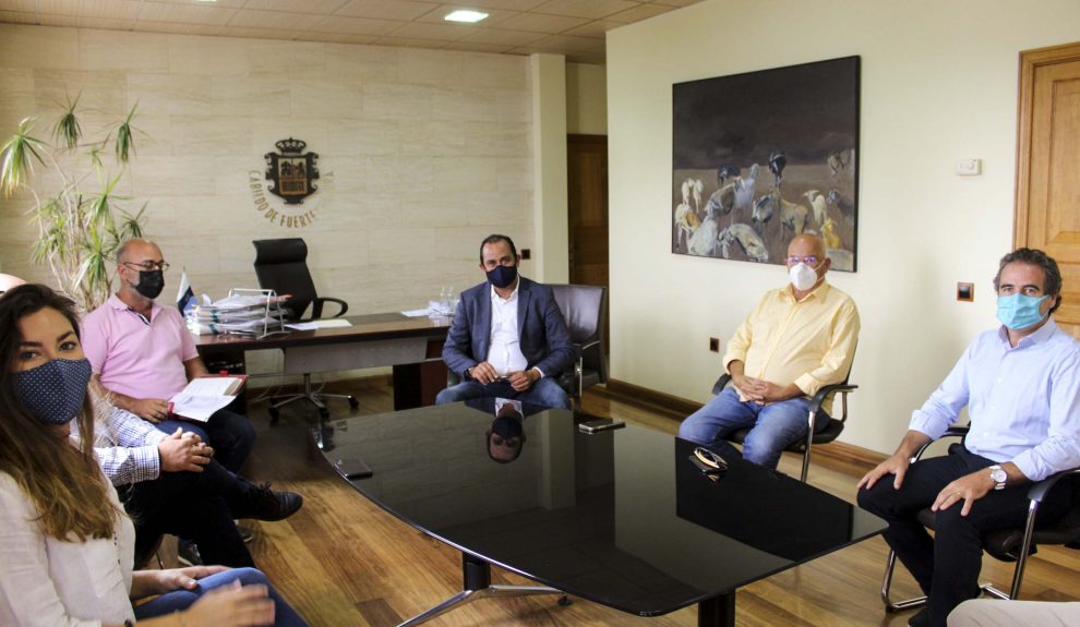 Blas Acosta durante la reunión con las patronales turísticas | Foto: CABILDO DE FUERTEVENTURA