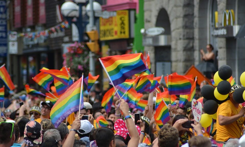 Banderas arcoíris en una manifestación del Orgullo LGTBIQ+