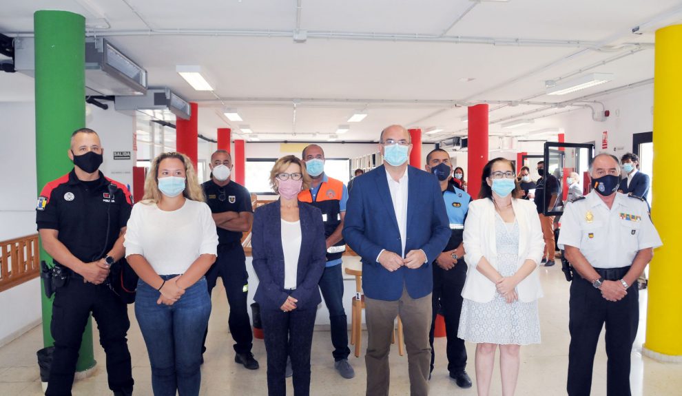 Conchi Narvaez posando con Anselmo Pestana y parte de su equipo | Foto: AYUNTAMIENTO DE SAN BARTOLOMÉ DE TIRAJANA