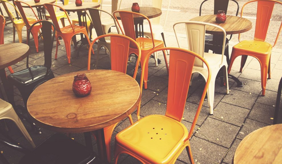 Sillas en una terraza