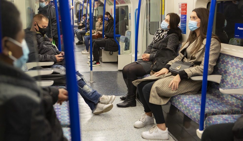 Viajeros con mascarilla en transporte público