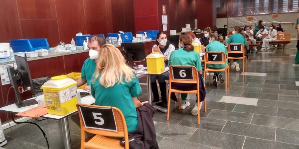 Vacunación de profesionales sanitarios del hospital Nuestra Señora de La Candelaria | CONSEJERÍA DE SANIDAD DEL GOBIERNO DE CANARIAS