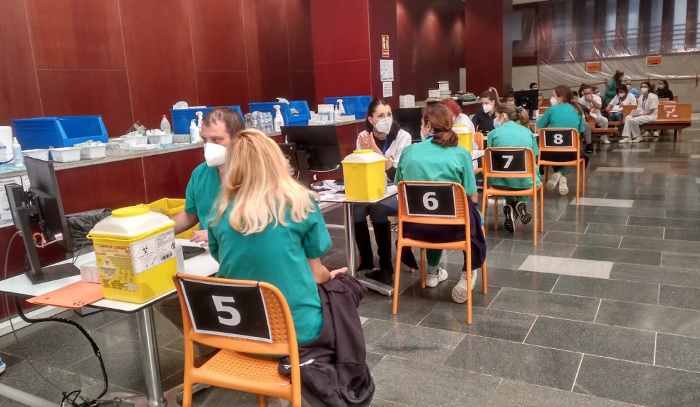 Vacunación de profesionales sanitarios del hospital Nuestra Señora de La Candelaria | CONSEJERÍA DE SANIDAD DEL GOBIERNO DE CANARIAS