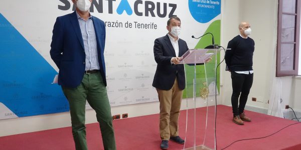 Guillermo Díaz Guerra (izq.) en la rueda de prensa sobre Emmasa del pasado enero | AYUNTAMIENTO DE SANTA CRUZ DE TENERIFE