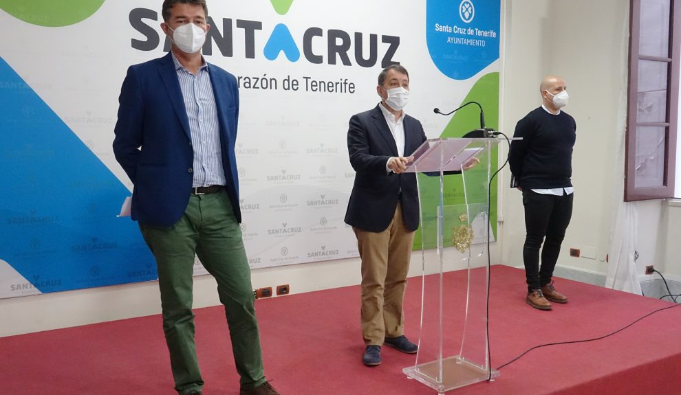 Guillermo Díaz Guerra (izq.) en la rueda de prensa sobre Emmasa del pasado enero | AYUNTAMIENTO DE SANTA CRUZ DE TENERIFE