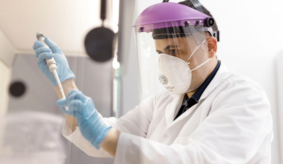 Jacob Lorenzo en el laboratorio | INSTITUTO UNIVERSITARIO DE ENFERMEDADES TROPICALES Y SALUD PÚBLICA DE CANARIAS