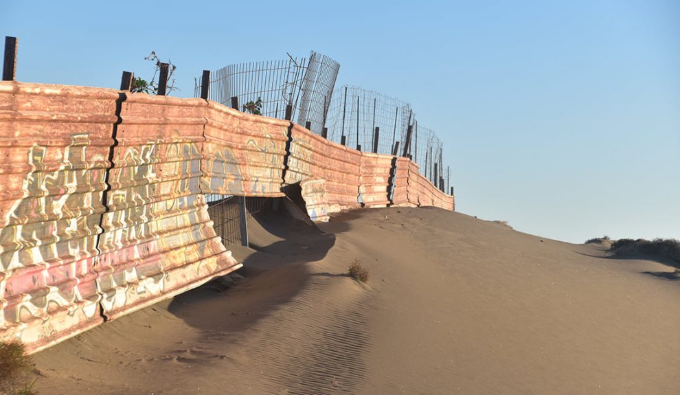 La arena invadiendo el paseo de la playa | SALVAR LA TEJITA