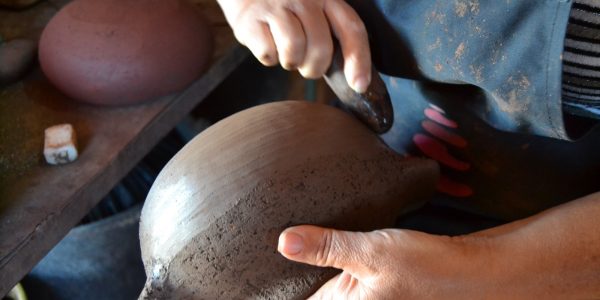 Alfarera trabajando | CABILDO DE LA GOMERA