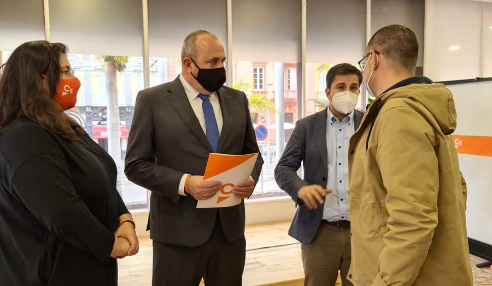 Enrique Arriaga (centro) con Isabel Bello y Ruymán Santana en rueda de prensa el pasado miércoles | CIUDADANOS CANARIAS