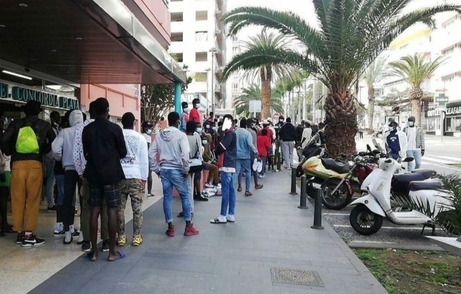 Migrantes delante del hotel Concordia Playa esta semana | ASAMBLEA DE APOYO A MIGRANTES DE TENERIFE