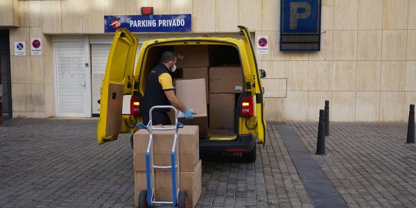 Transportista cargando cajas en furgoneta | Foto: Gobierno de Canarias