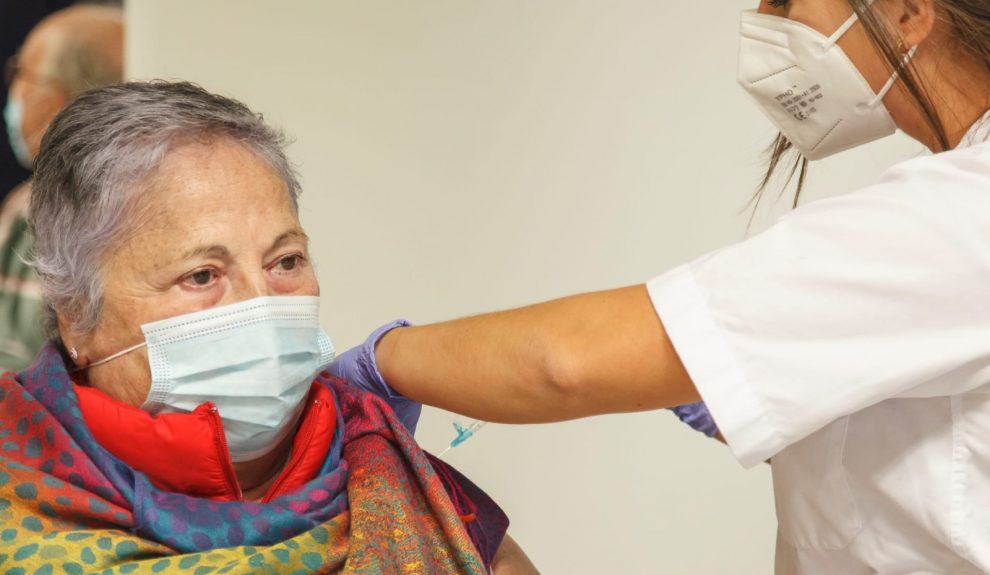 Vacunación de la segunda dosis a residente de centro sociosanitario en Gran Canaria | CONSEJERÍA DE SANIDAD DEL GOBIERNO DE CANARIAS