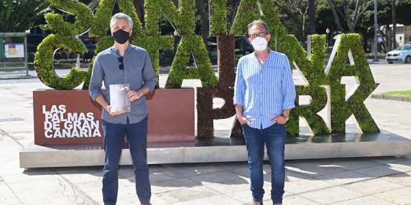 Jesús García (izq.) junto al director del festival, Luis Miranda, en la presentación del libro el pasado miércoles | AYUNTAMIENTO DE LAS PALMAS DE GRAN CANARIA