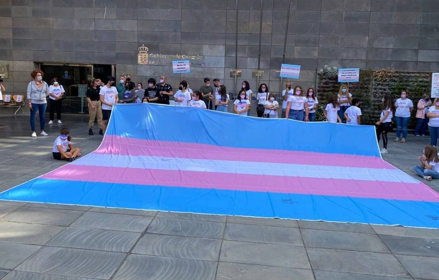 Bandera trans desplegada por familias y menores trans en la sede del Gobierno de Canarias el pasado miércoles | CHRYSALLIS CANARIAS