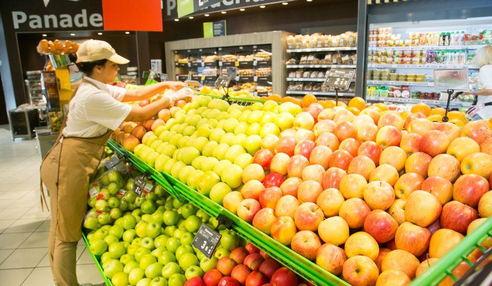 Trabajadora en la sección de frutas de un supermercado del grupop | DINOSOL