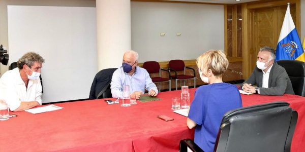 Manuel Navarro (centro) reunido con Elena Máñez y Ángel Víctor Torres (dcha.) el pasado abril | PRESIDENCIA DEL GOBIERNO DE CANARIAS