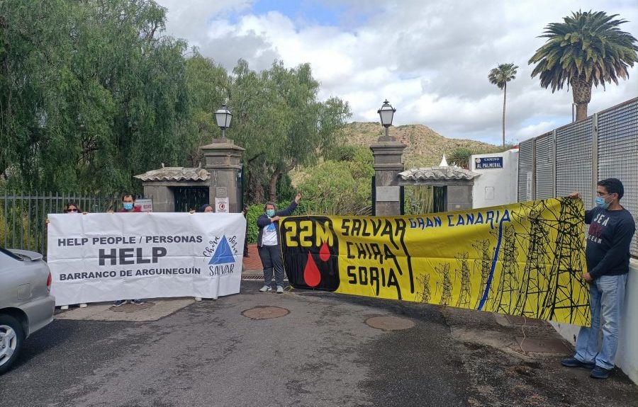 Miembros de la plataforma manifestándose ante la presentación del proyecto el pasado día 4 | SALVAR CHIRA-SORIA