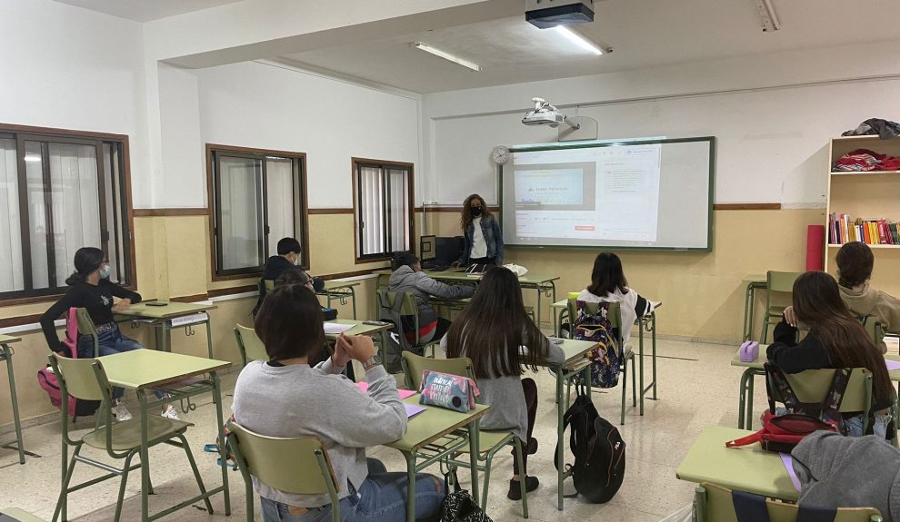 Agar Arrocha imparte clase | SOCIEDAD CANARIA DE PROFESORES DE MATEMÁTICAS "ISAAC NEWTON"