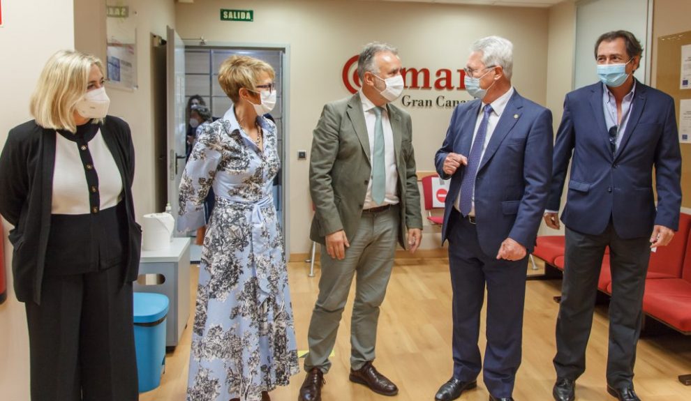 Pilar Alcaide (izq.) durante una visita de Elena Máñez y Ángel Víctor Torres a la Cámara de Comercio de Gran Canaria el pasado marzo | CONSEJERÍA DE ECONOMÍA DEL GOBIERNO DE CANARIAS