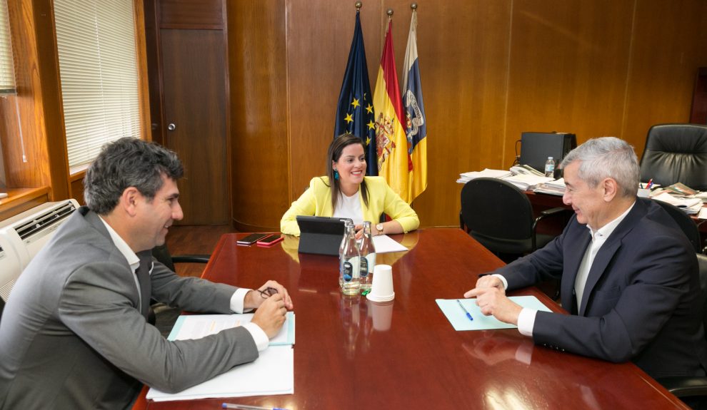 Abbas Moujir (dcha.) reunido con la consejería de Turismo en junio de 2020 | GOBIERNO DE CANARIAS