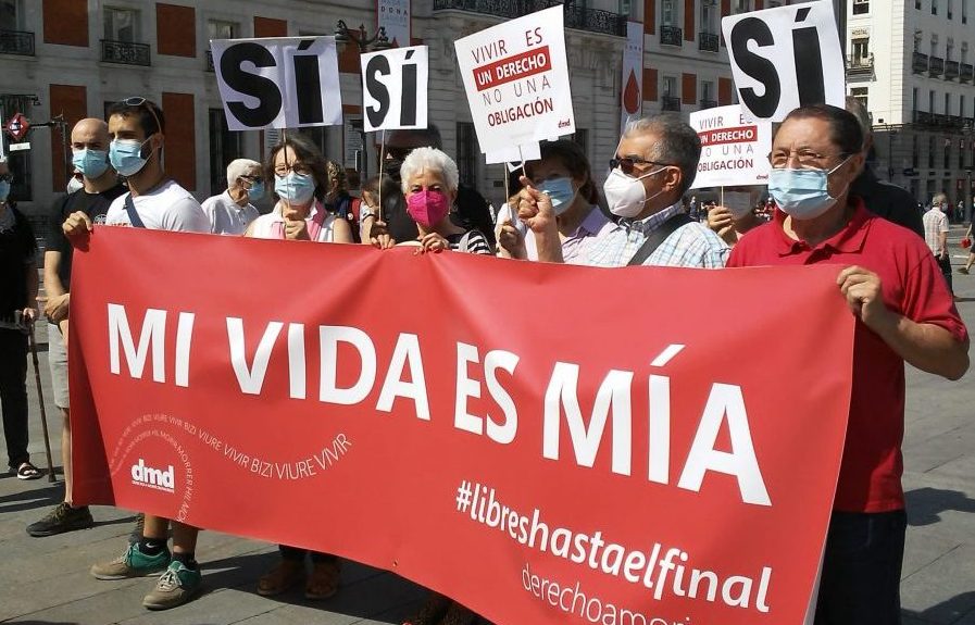 Concentración para celebrar la entrada en vigor de la ley de eutanasia el pasado viernes | Foto: Derecho a morir dignamente