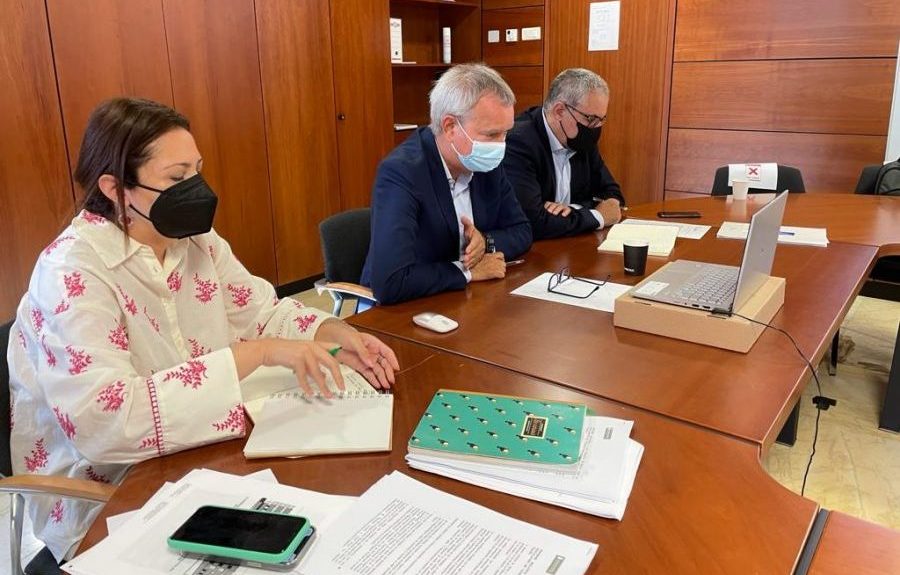 Chano Franquis (centro) reunido con la directora del Instituto Canario de la Vivienda, el gerente de Visocan y, por videoconferencia, representantes del Cabildo de La Palma ayer | CONSEJERÍA DE OBRAS PÚBLICAS DEL GOBIERNO DE CANARIAS