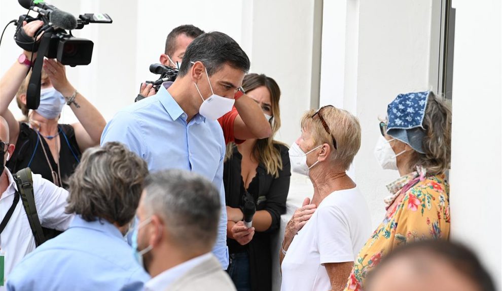 Pedro Sánchez charla con una vecina afectada de Todoque el pasado jueves | POOL MONCLOA BORJA PUIG DE LA BELLACASA