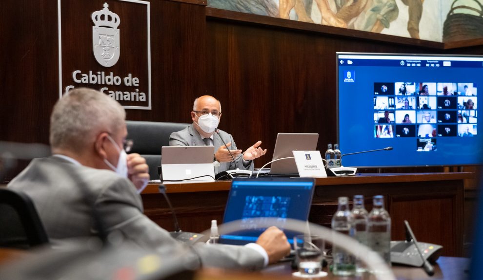 Marco Aurelio Pérez (de espaldas) en el pleno insular del pasado viernes | CABILDO DE GRAN CANARIA