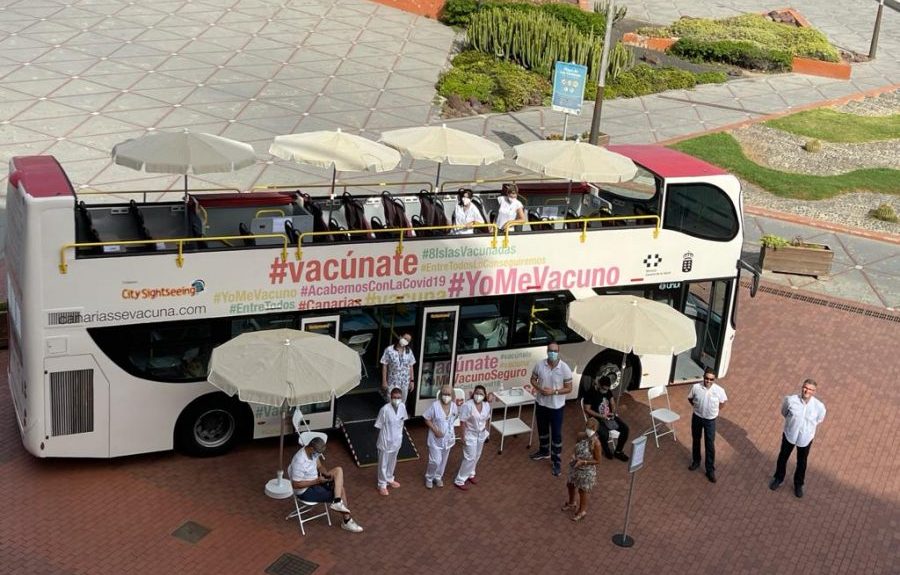 Profesionales sanitarios en la vacuguagua | CONSEJERÍA DE SANIDAD DEL GOBIERNO DE CANARIAS