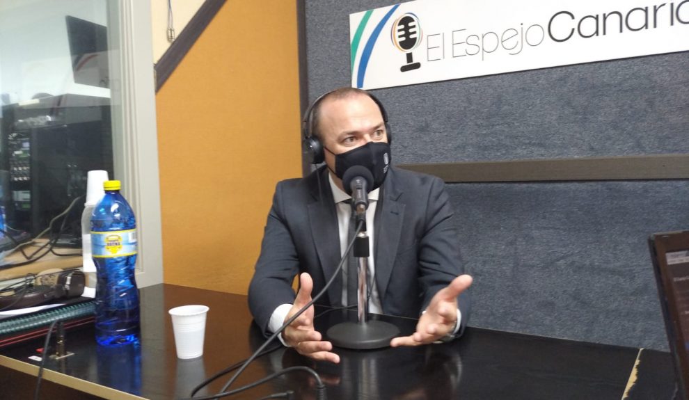 Augusto Hidalgo en los estudios de El Espejo Canario