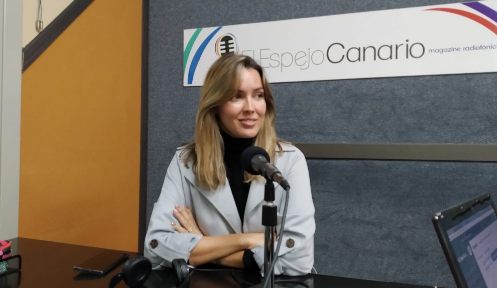 María Fernández en los estudios de El espejo Canario