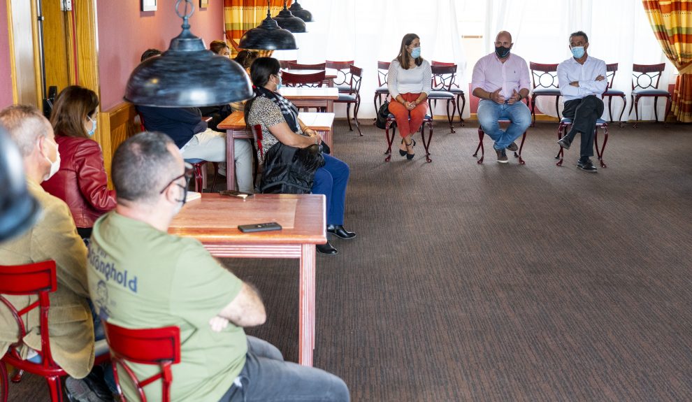 Sergio Lloret reunido con trabajadores del Hotel Tres Islas | Foto: Cabildo de Fuerteventura