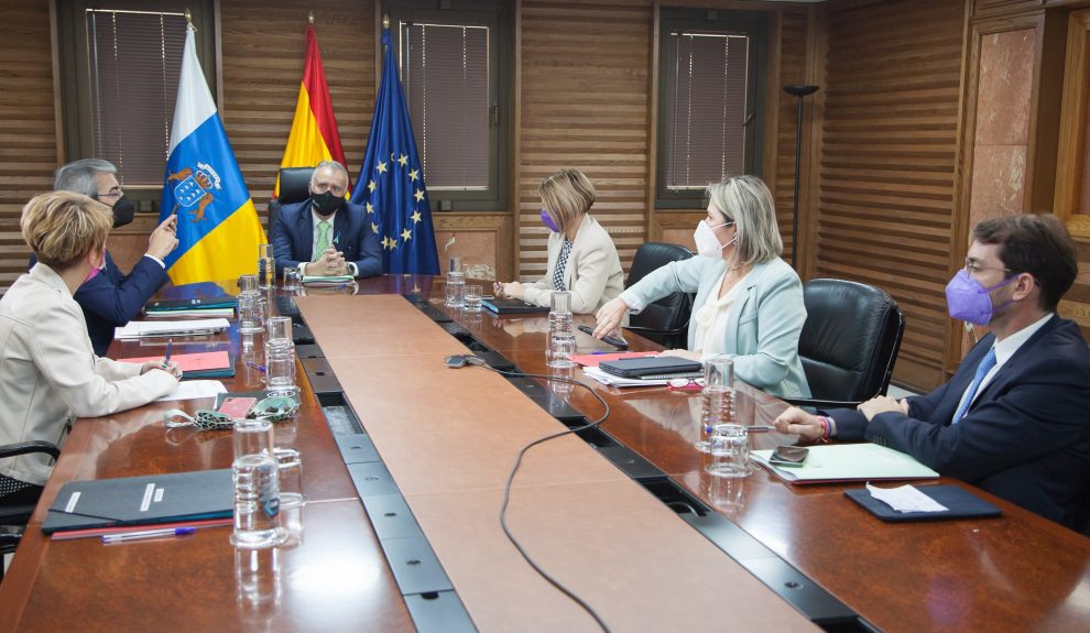 Antonio Olivera (a la derecha) en una reunión con Ángel Víctor Torres | Foto: Gobcan