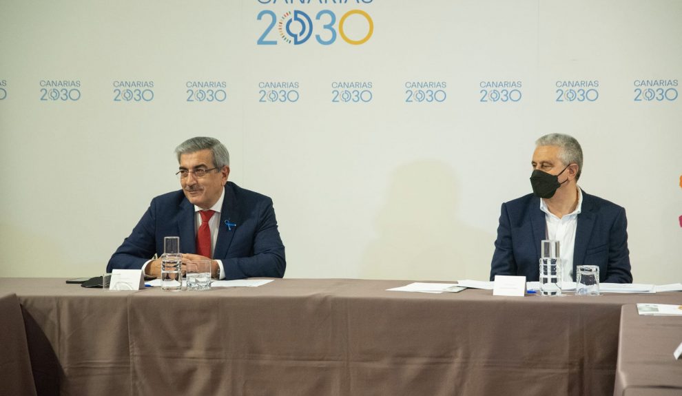 Fermín Delgado, a la derecha, junto al vicepresidente Román Rodríguez | Foto: Gobcan