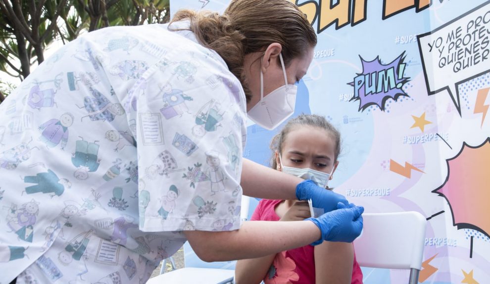 Personal de la Consejeria de Sanidad administrando la vacuna contra la covid-19 a una nina | Foto: Consejería de Sanidad