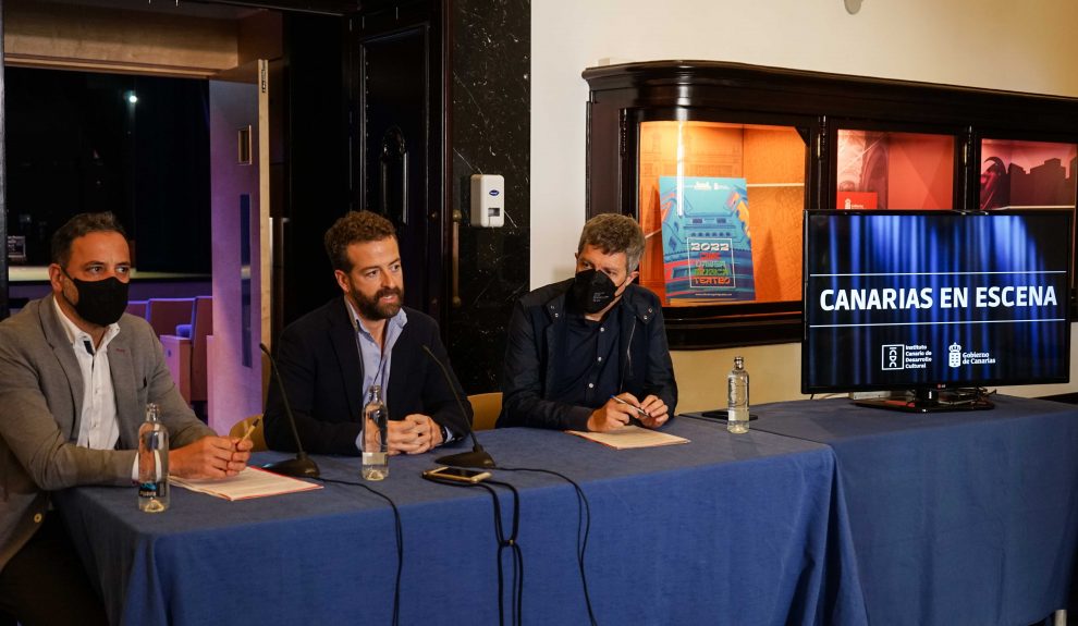 Juan Márquez (centro) durante una comparecencia de prensa | Foto: Gobierno de Canarias