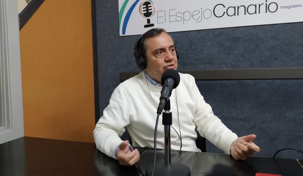 Santiago Falcón en los estudios del Espejo Canario