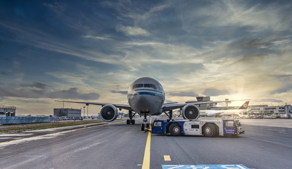 Avión en el aeropuerto de Tenerife | Foto: Ashotel