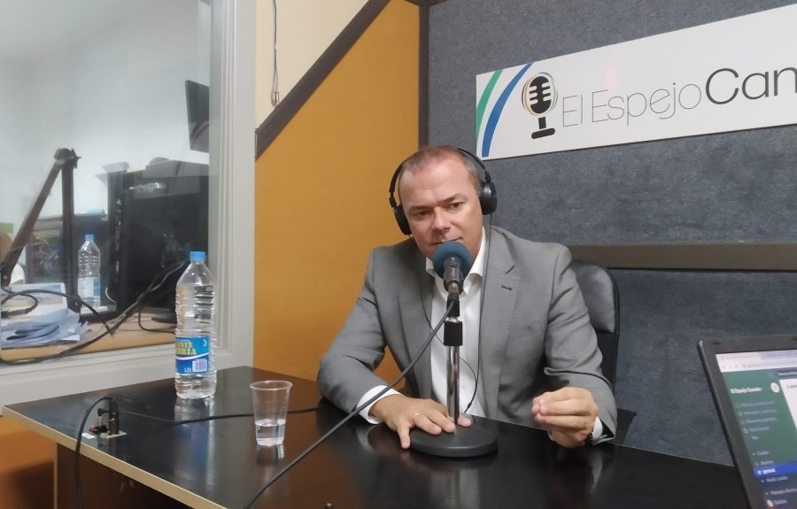 Augusto Hidalgo en los estudios de El Espejo Canario