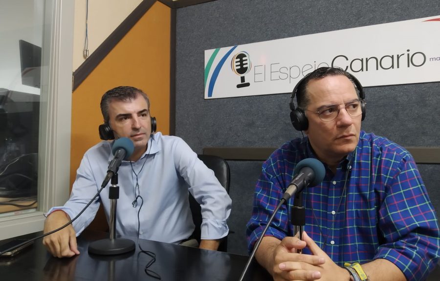 Manuel Domínguez y Poli Suárez en los estudios de El Espejo Canario