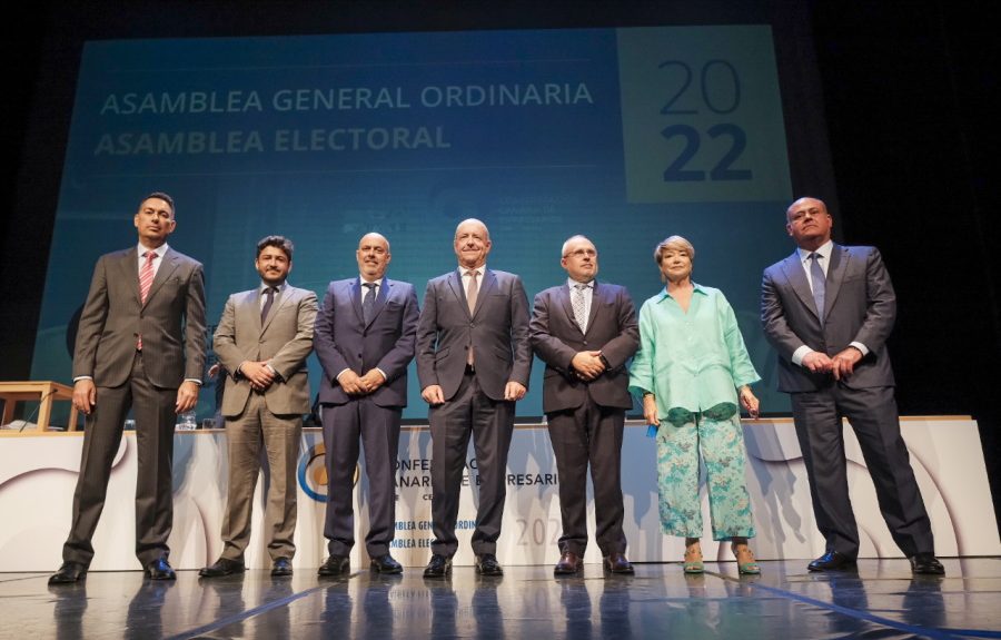 Pedro Ortega (centro) junto a la nueva directiva de la CEE