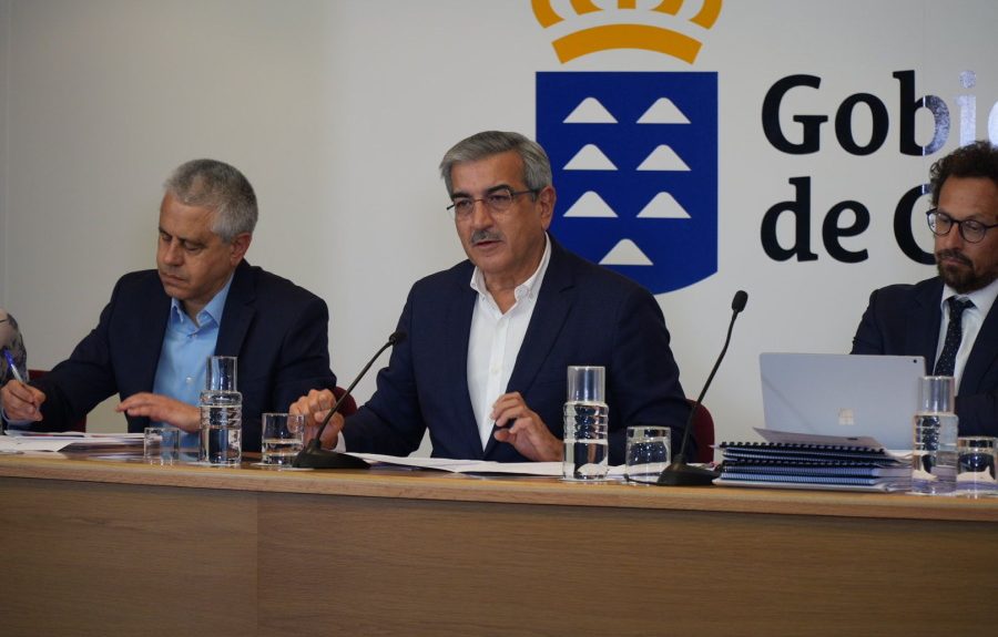 Fermín Delgado, a la izquierda, junto a Román Rodríguez | Foto: Gobierno de Canarias