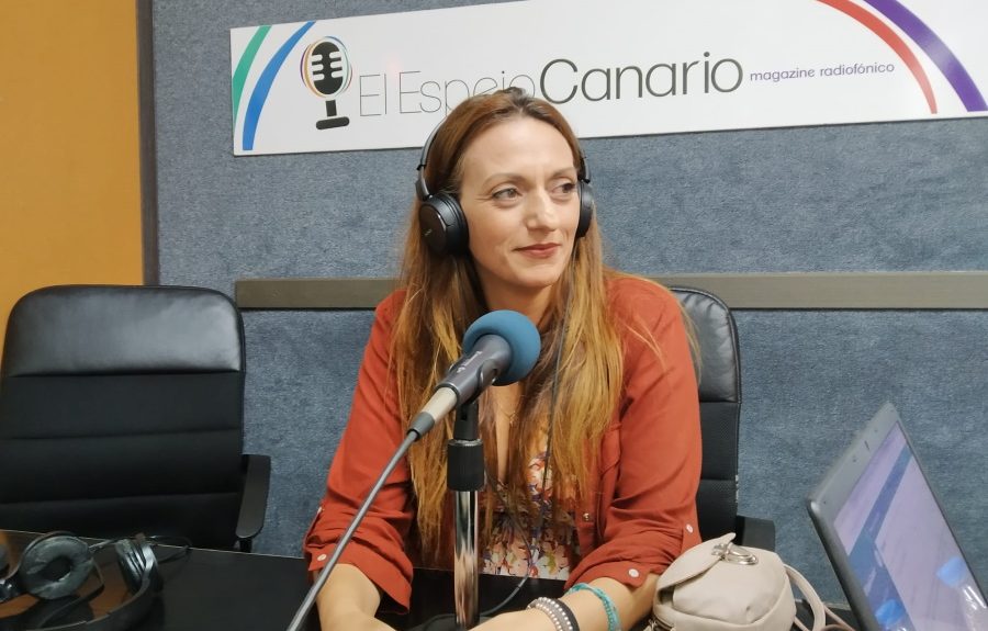 Yaiza Sotorrío en los estudios de El Espejo Canario