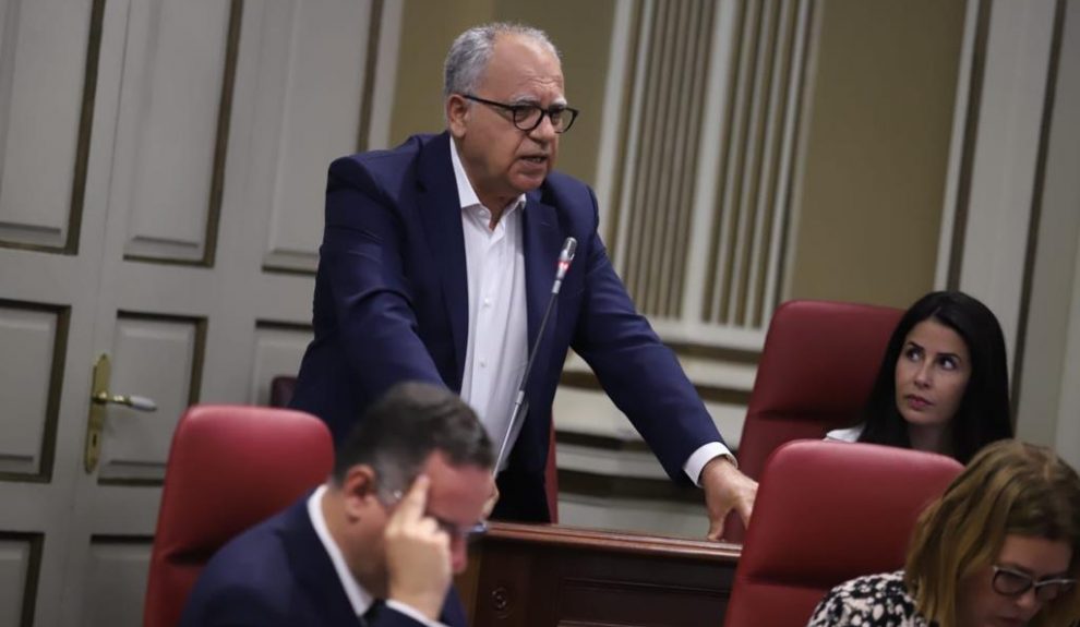 Casimiro Curbelo en el Parlamento de Canarias