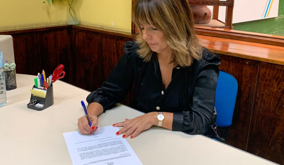 Gloria Cabrera firma su renuncia a las primarias de CC en Gran Canaria