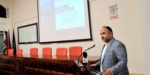 El consejero José Antonio Valbuena en las jornadas sobre el cambio climático en Canarias