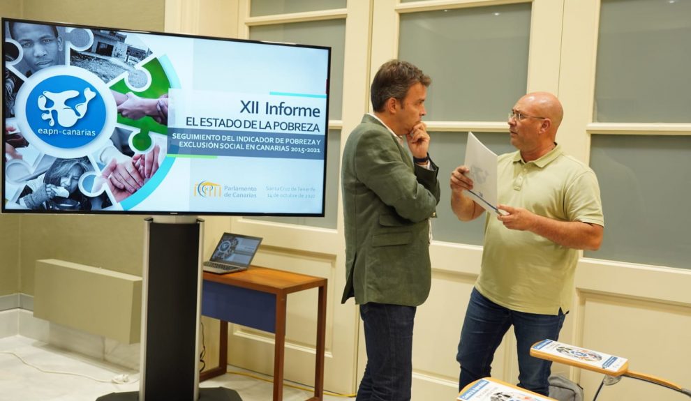 Juan Carlos Lorenzo y Enrique Rodríguez en la entrega del informe de la pobreza al Parlamento Canario